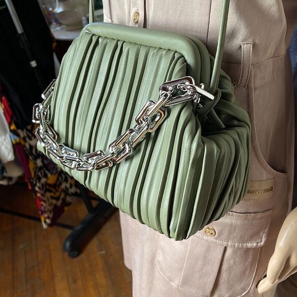 Adorable vegan pleated satchel - crossbody with chunky chain handle. - Picture 6 of 7